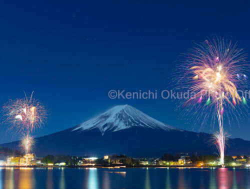 小舟と共に踊る鯉によって描かれる水面のドローイングと蓮の花
