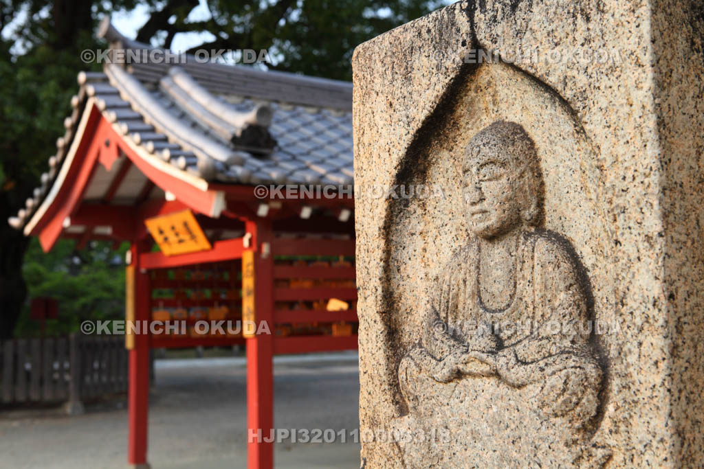 大阪府　四天王寺　石仏と石神堂