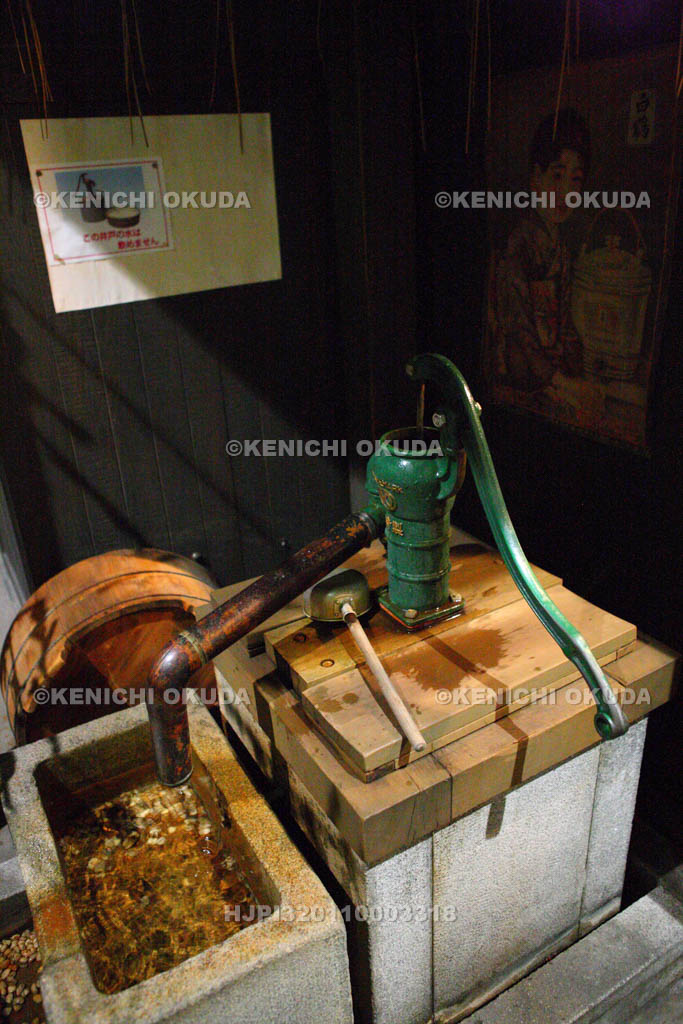 大阪府　新梅田シティ　滝見小路のガチャポンプ