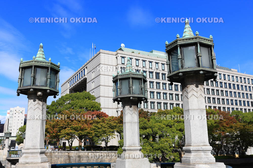大阪府　淀屋橋の親柱と大阪市役所本庁舎