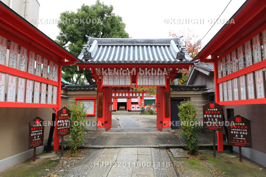 大阪府　愛染堂勝鬘院の薬医門（赤門）