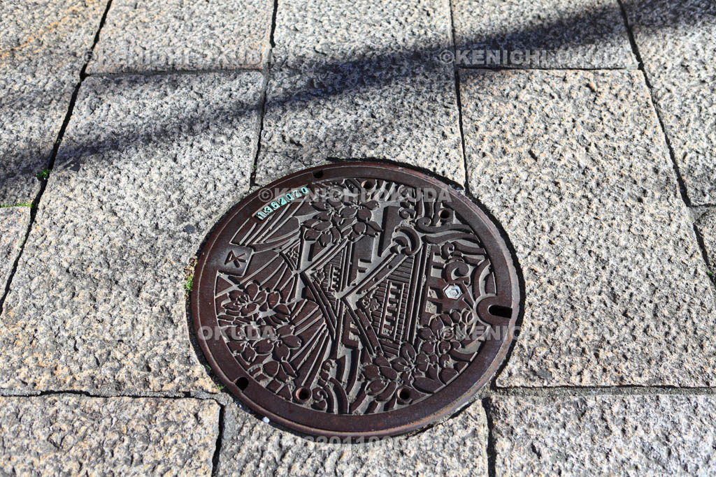 大阪府　真言坂の石畳と大阪城のマンホール