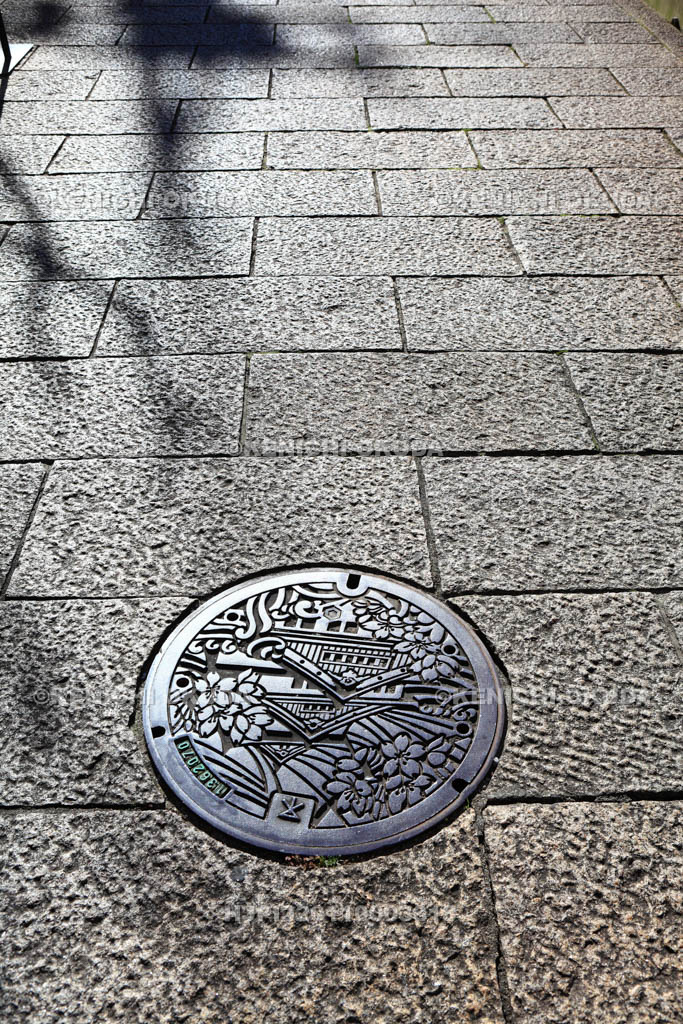 大阪府　真言坂の石畳と大阪城のマンホール