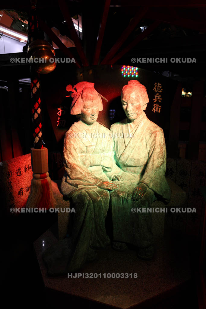 大阪府　お初天神　お初と徳兵衛の像（夜のライトアップ）