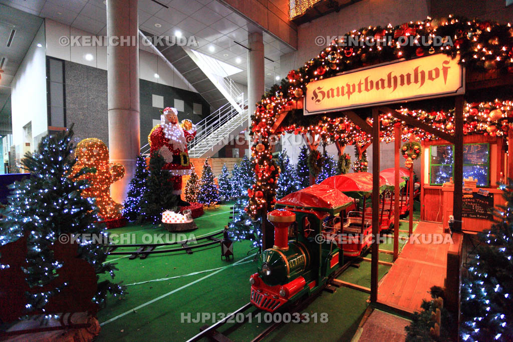 大阪府　クリスマスのデコレーション　蒸気機関車とサンタクロース