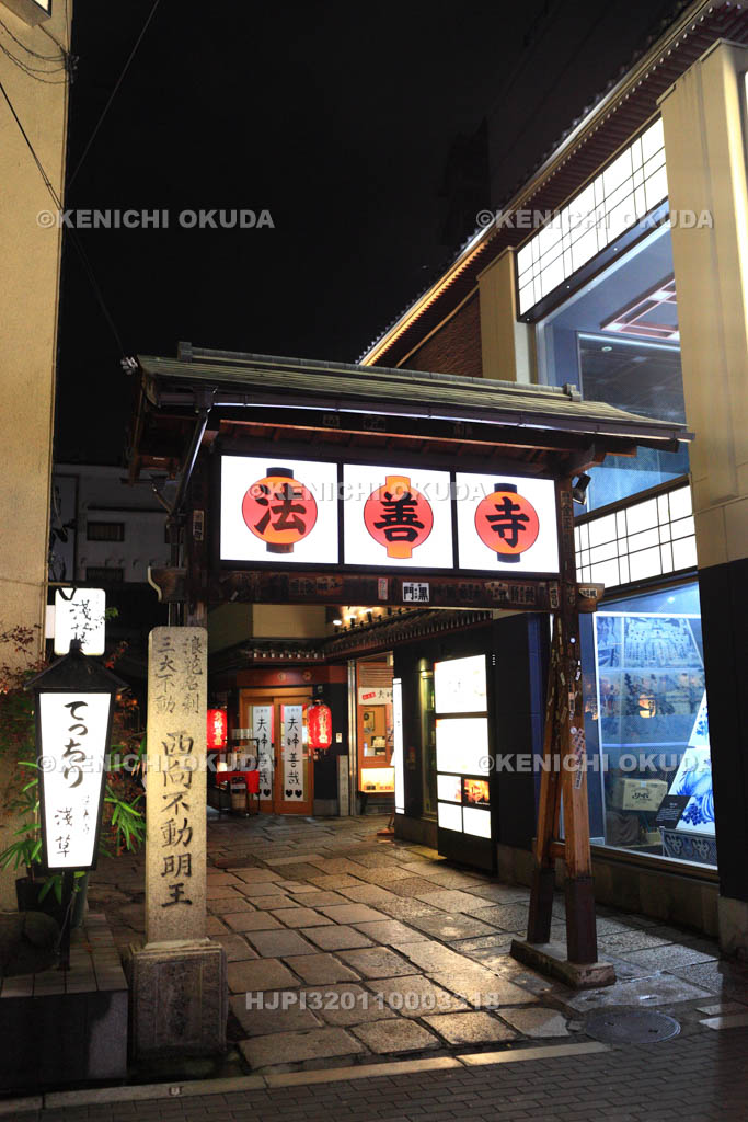 大阪府　夜の法善寺横丁