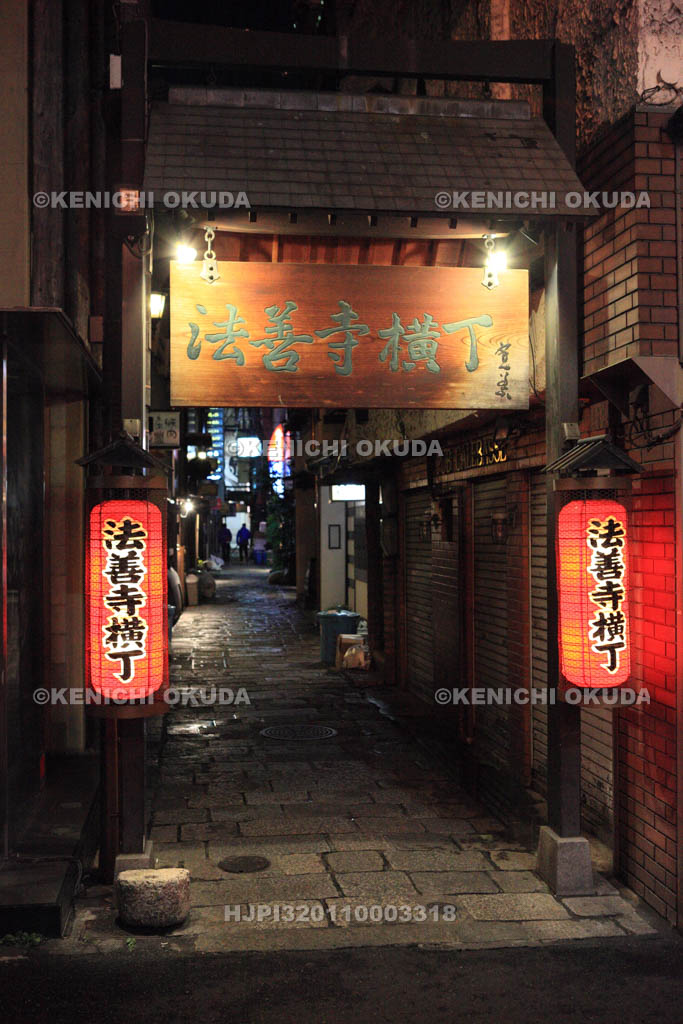 大阪府 夜の法善寺横丁