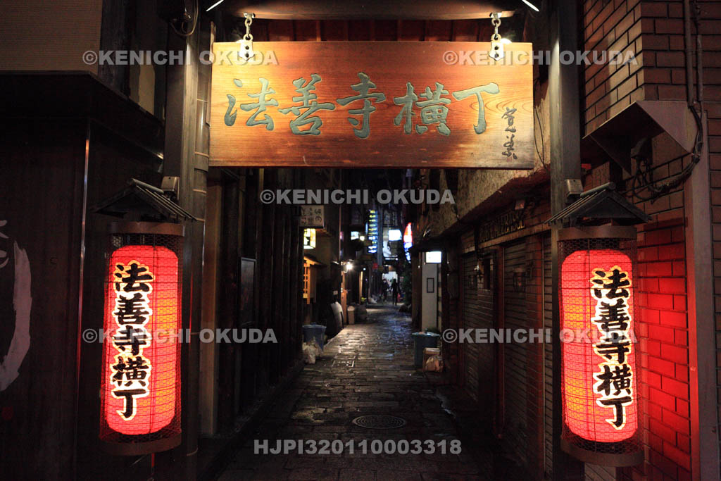 大阪府　夜の法善寺横丁