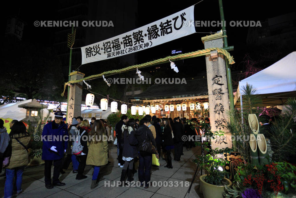 大阪府　お初天神の初詣風景