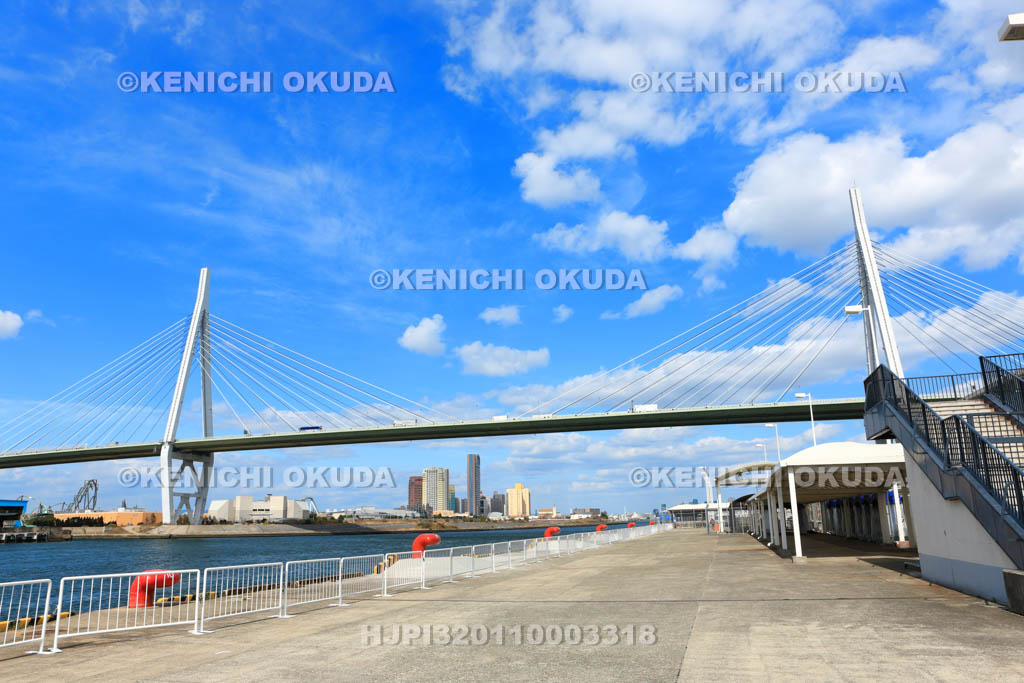 大阪府　大阪港　天保山岸壁と天保山大橋