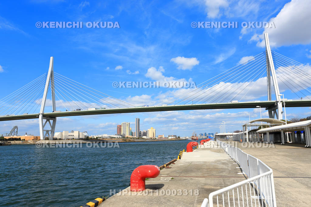 大阪府 大阪港 天保山岸壁と天保山大橋