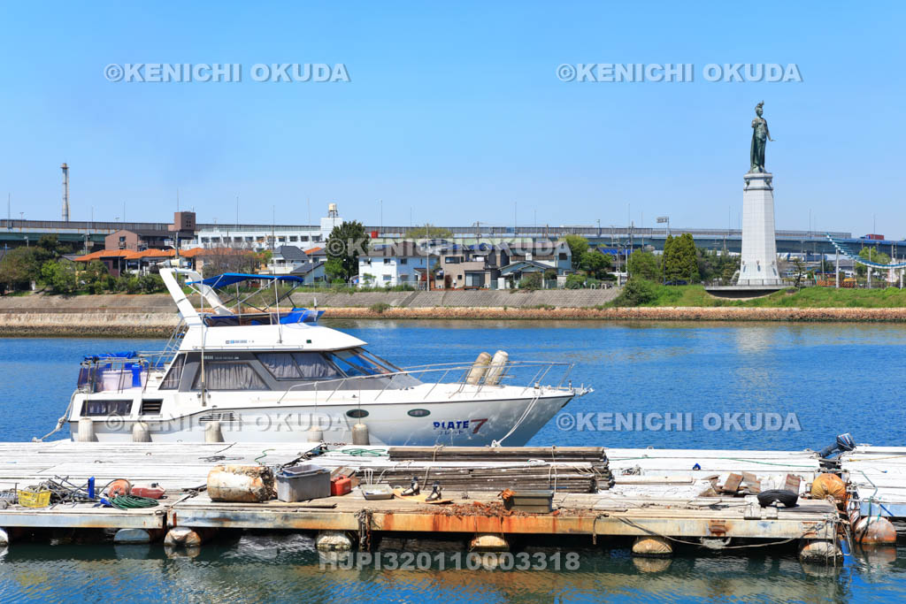 大阪府　堺旧港　停泊中の船と龍女神像