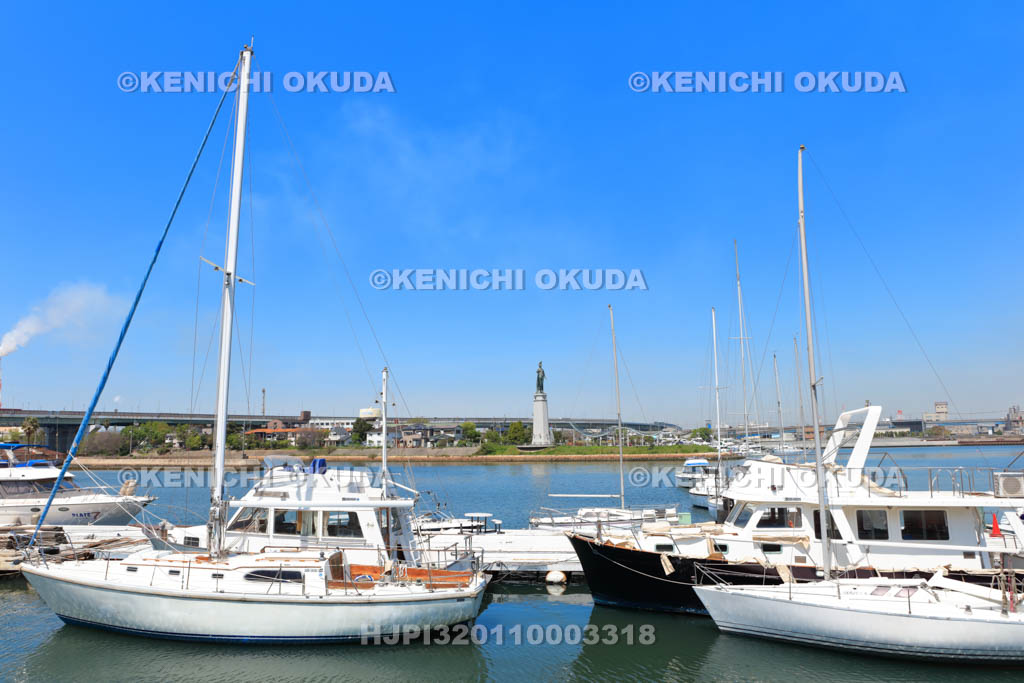 大阪府　堺旧港　停泊中の船と龍女神像