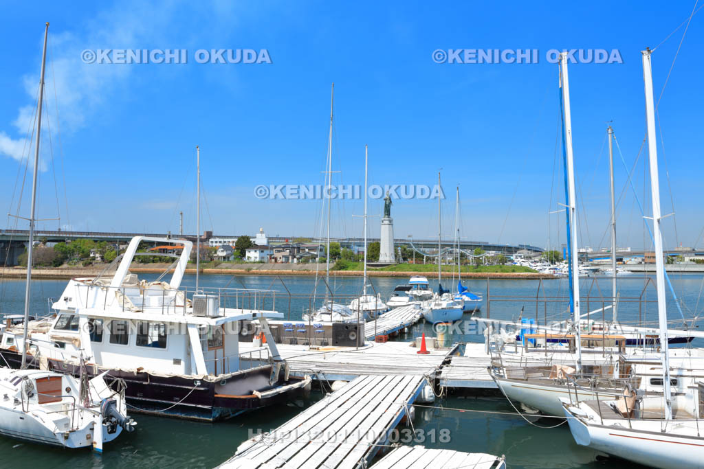 大阪府　堺旧港　停泊中の船と龍女神像