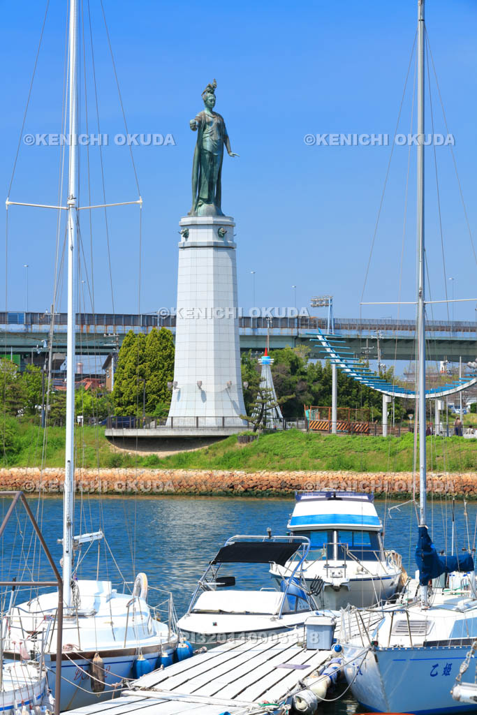 大阪府　堺旧港　停泊中の船と龍女神像