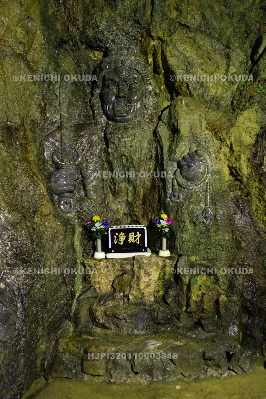 岐阜県　大滝鍾乳洞の洞内　大滝不動尊