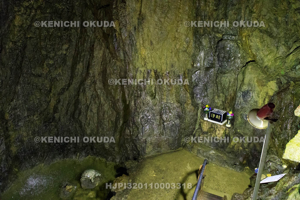 岐阜県　大滝鍾乳洞の洞内　神秘の大滝と大滝不動尊