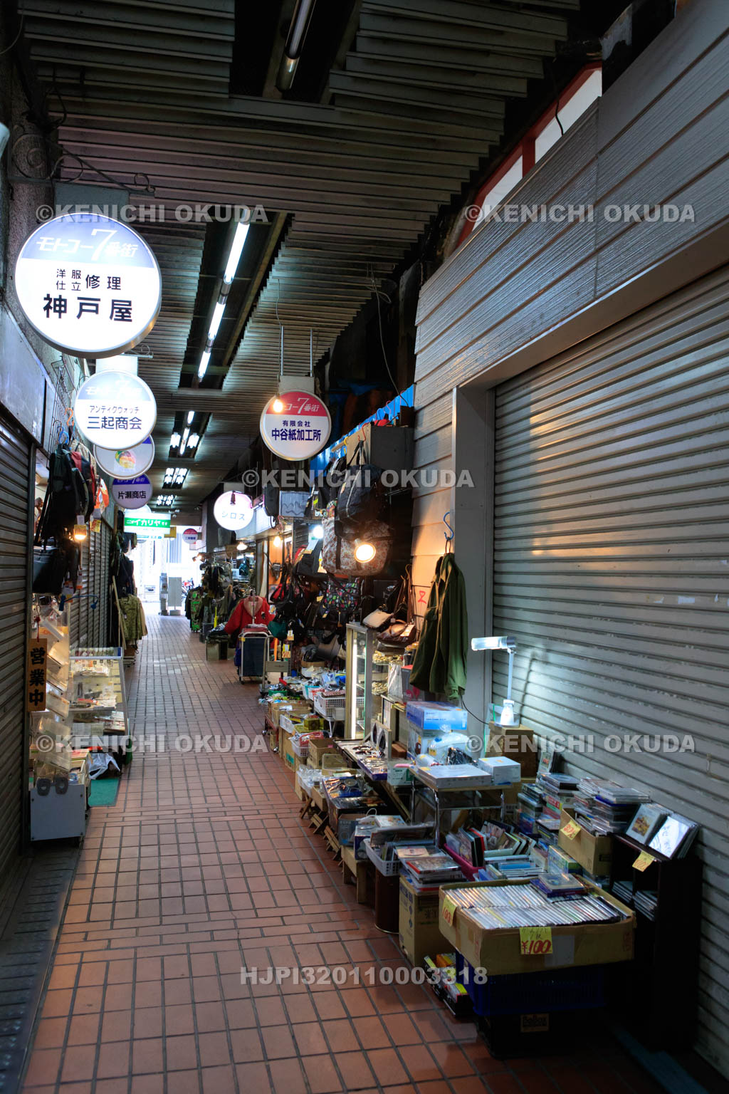 兵庫県　元町高架下　モトコー7番街