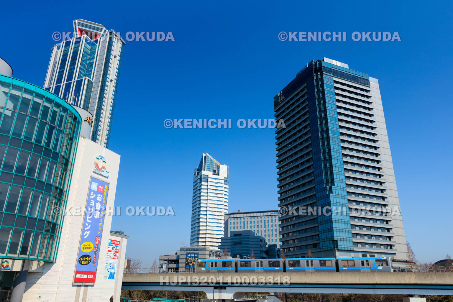 大阪府　コスモスクエアのビル群とニュートラム