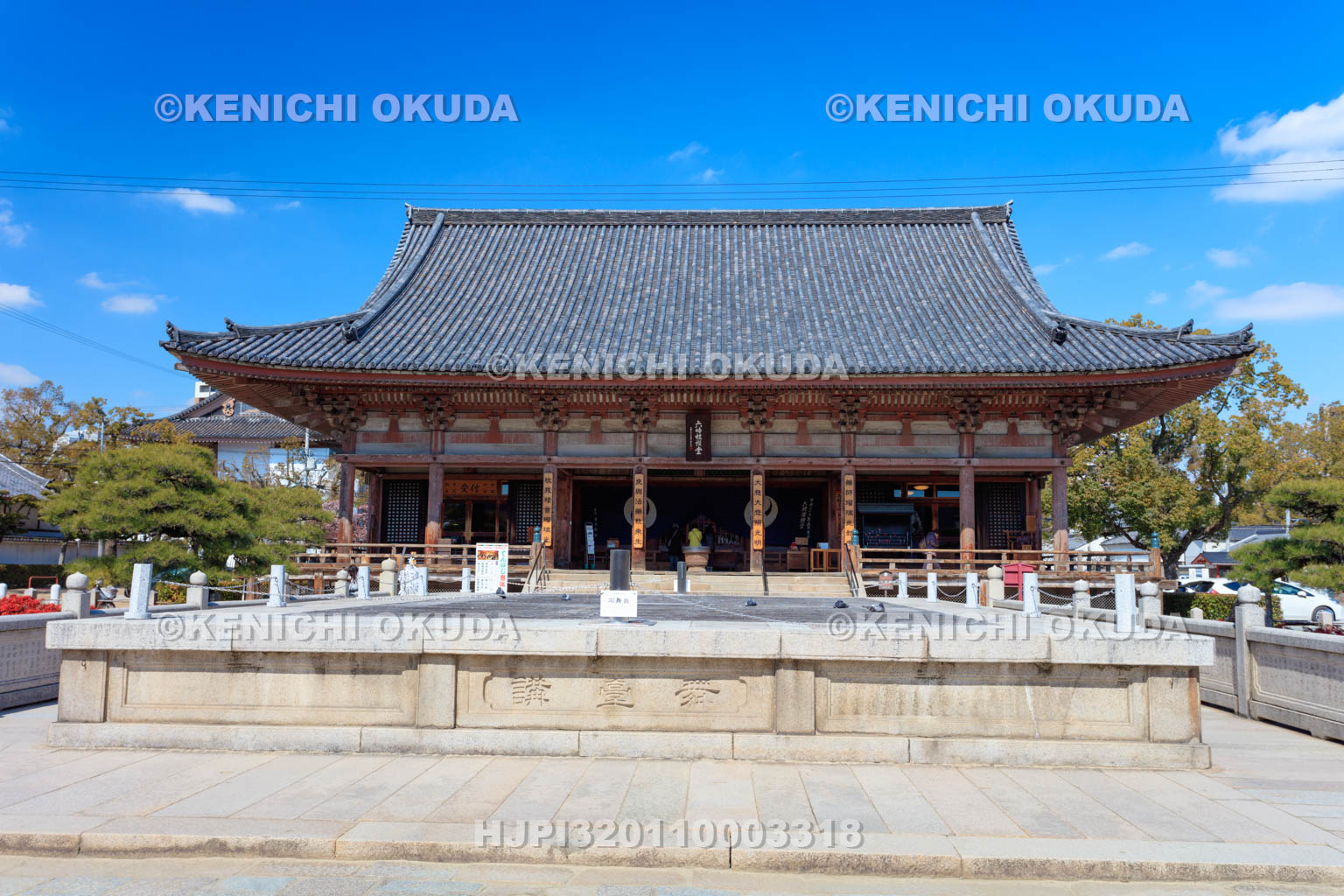大阪府　四天王寺　石舞台と六時礼讃堂