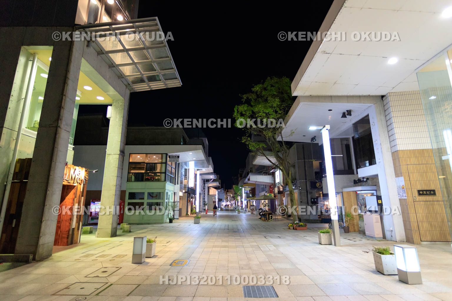 石川県　夜の竪町ストリート