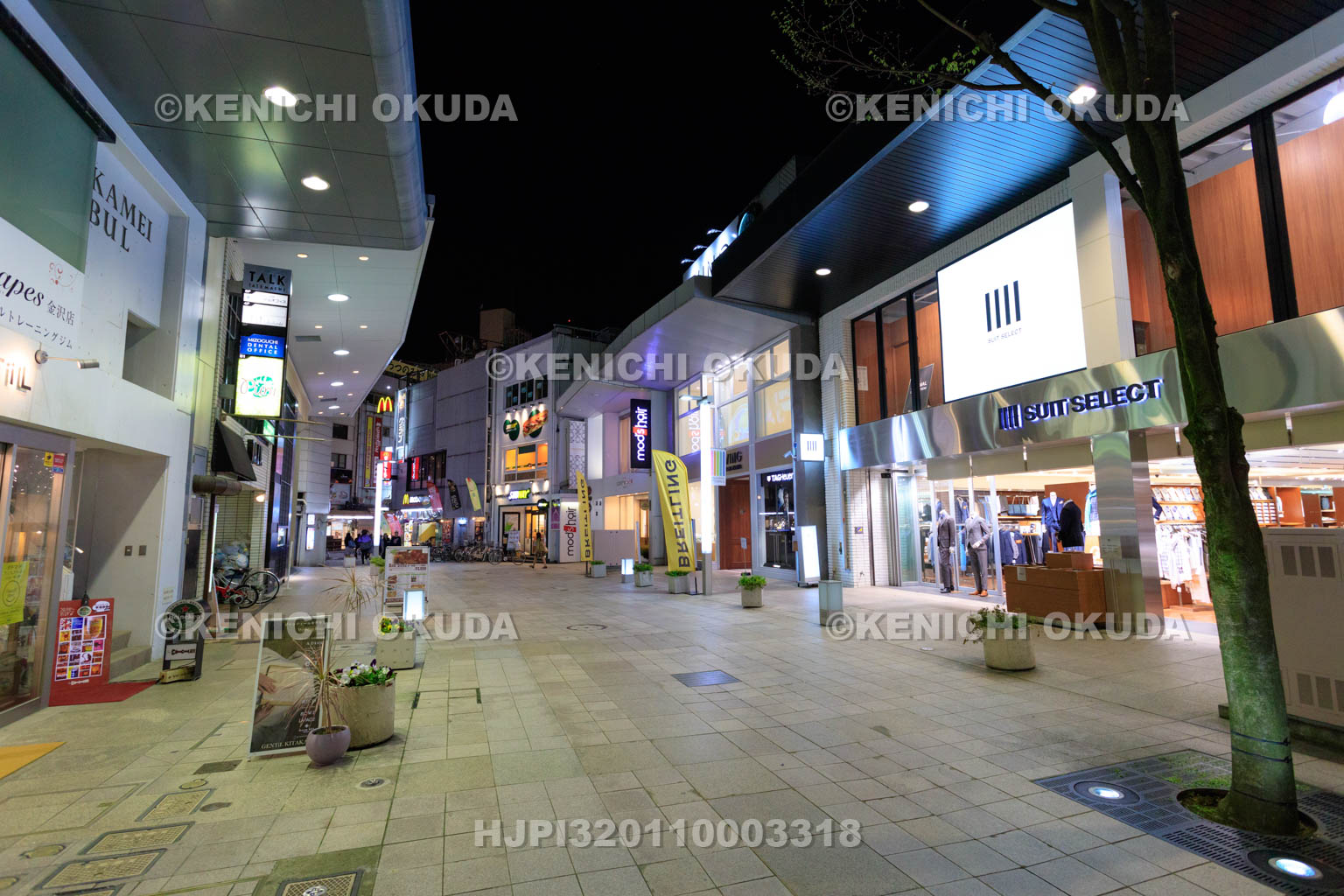 石川県　夜の竪町ストリート
