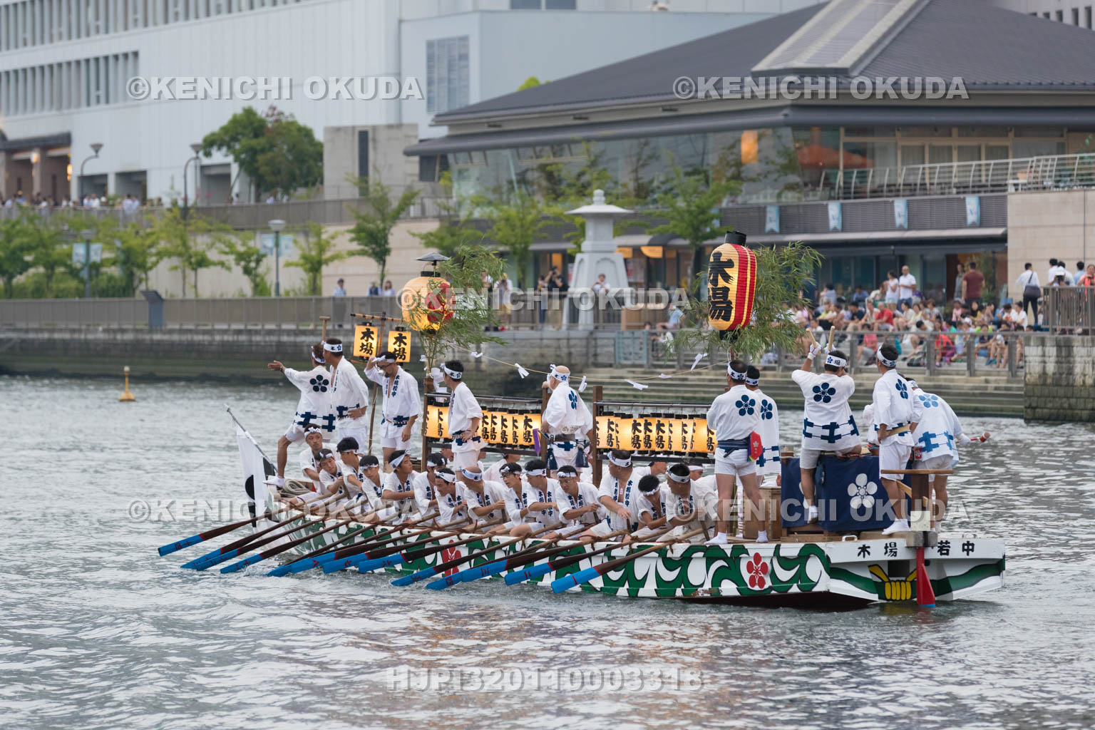大阪府　天神祭の船渡御　どんどこ船