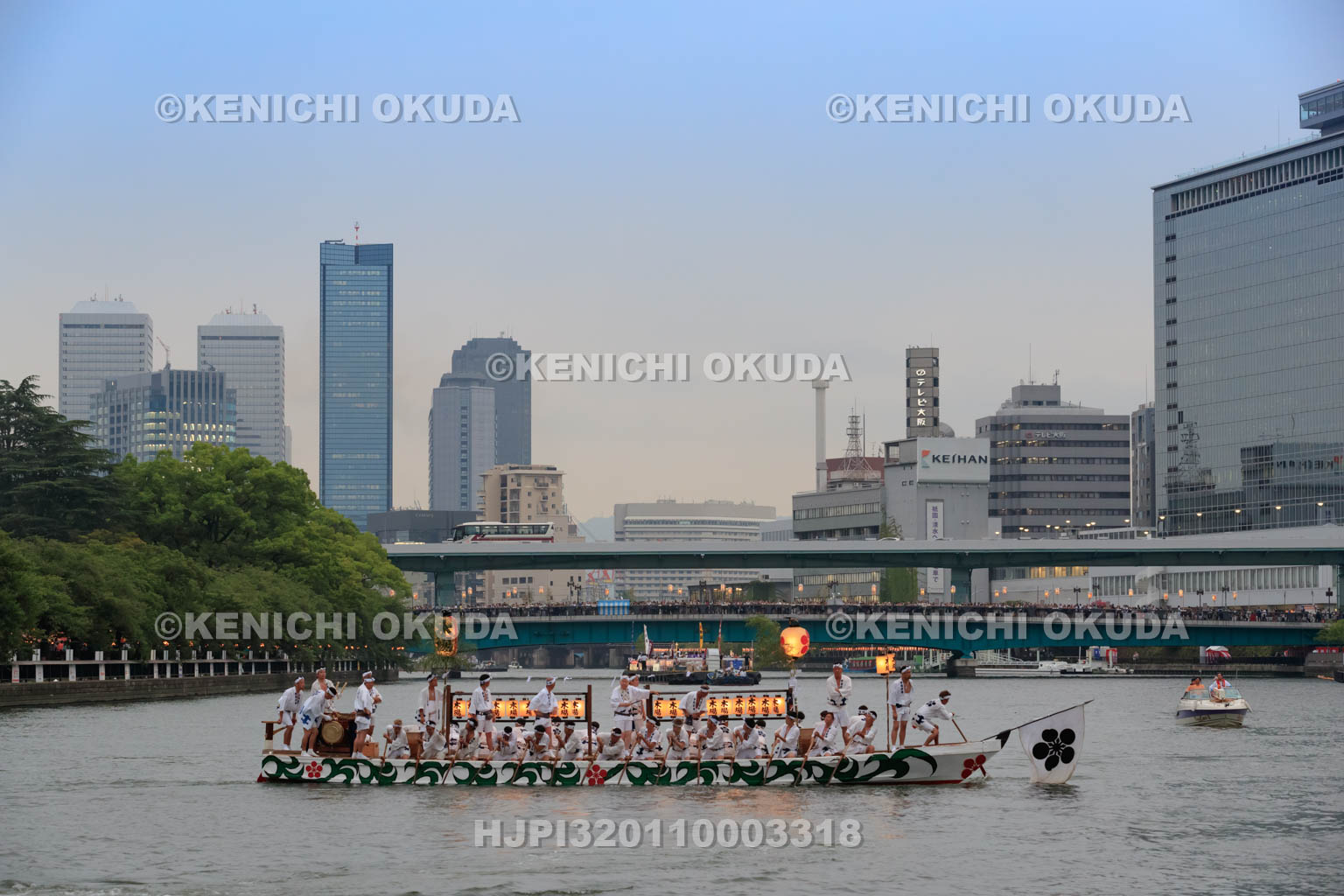 大阪府　天神祭の船渡御　どんどこ船