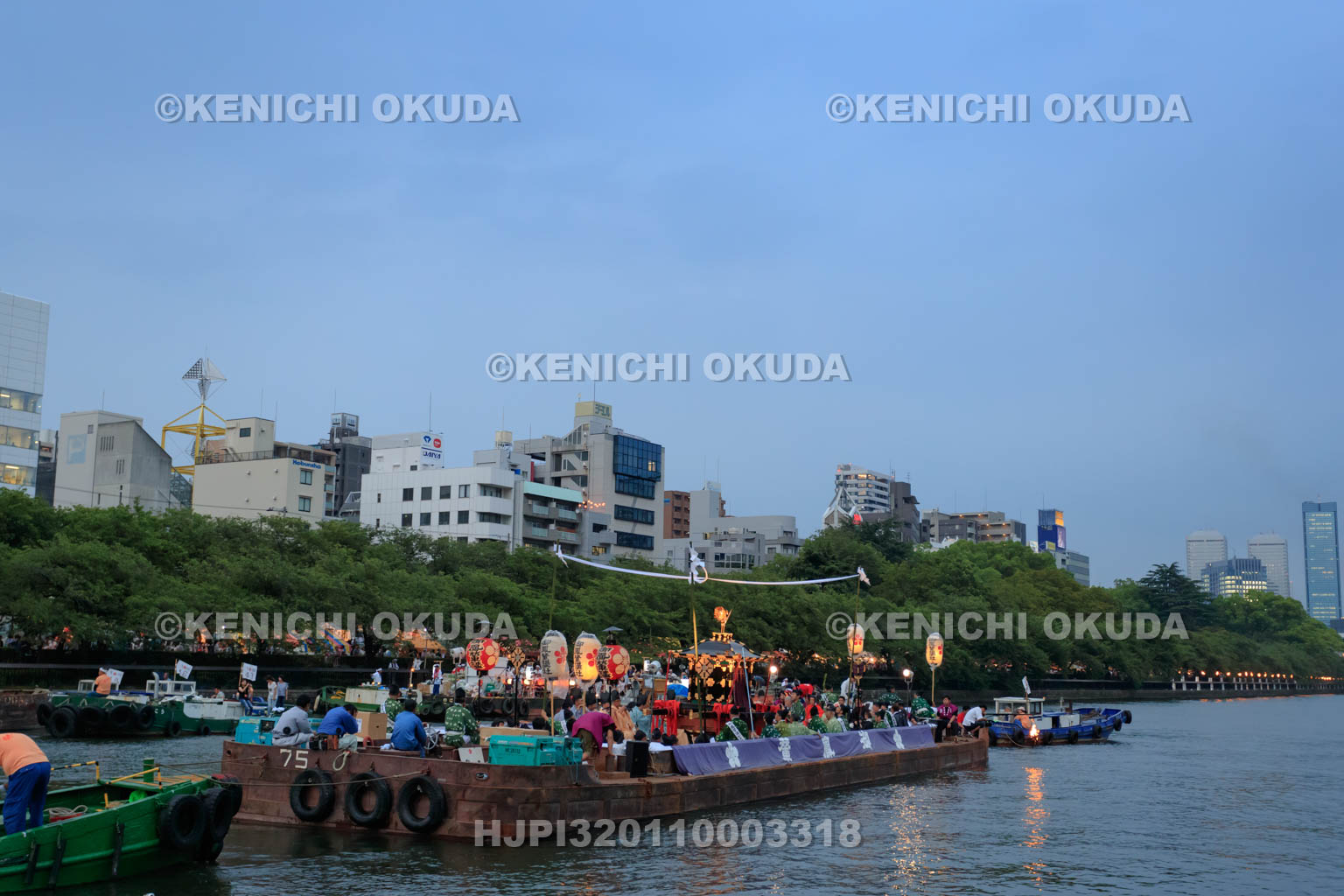 大阪府　天神祭の船渡御　御鳳輦奉安船