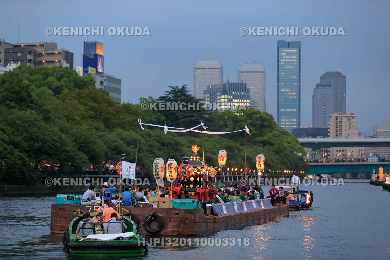 大阪府　天神祭の船渡御　御鳳輦奉安船