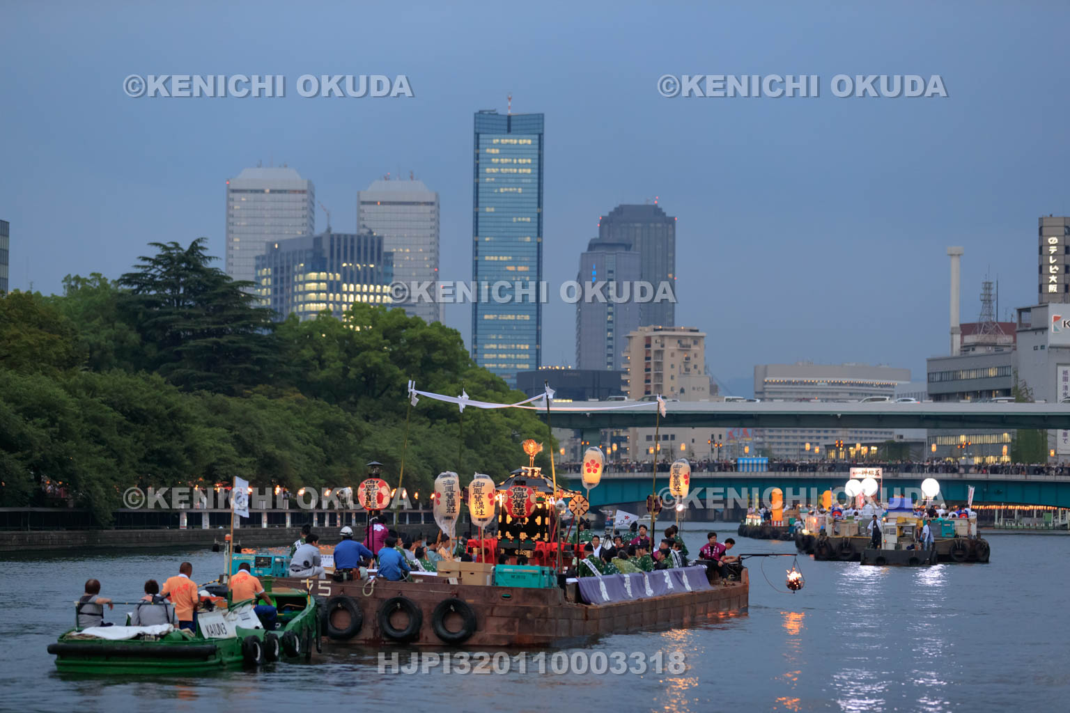 大阪府　天神祭の船渡御　御鳳輦奉安船