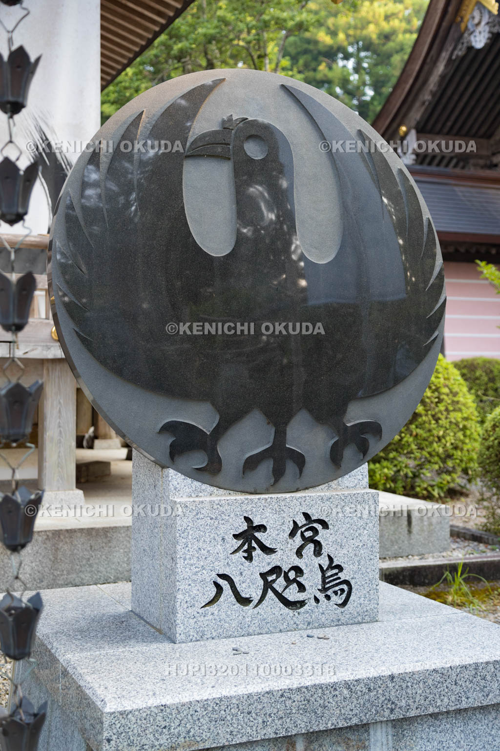 和歌山県　熊野本宮大社　八咫烏の彫刻