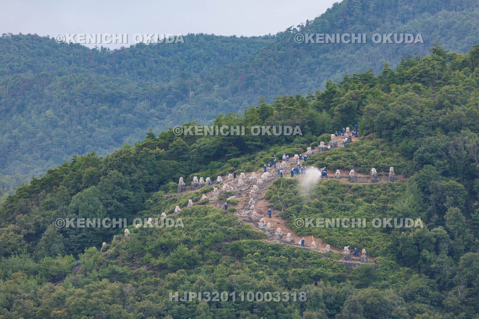 京都府　五山送り火　点火準備中の左大文字