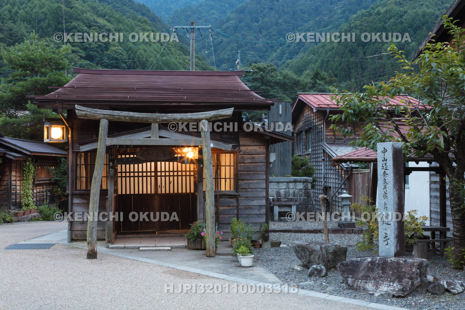 長野県　奈良井宿　鍵の手の荒沢不動尊