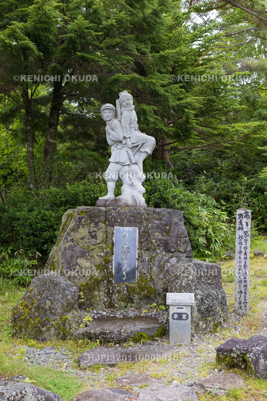 岐阜県　野麦峠　政井みねと兄の像