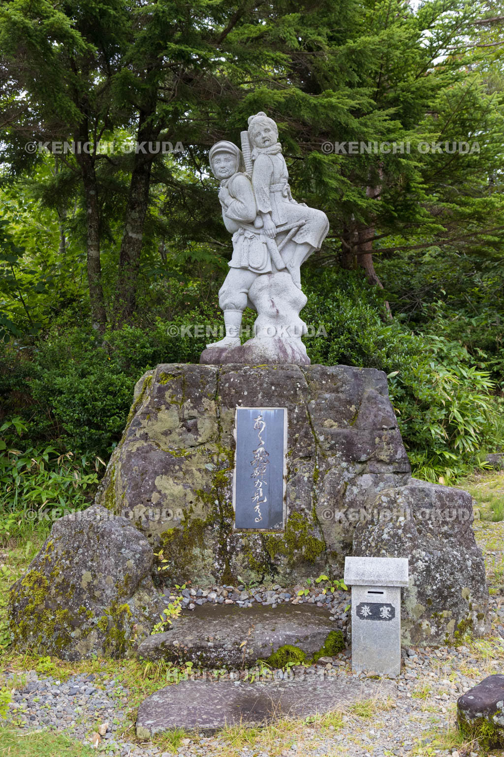 岐阜県　野麦峠　政井みねと兄の像