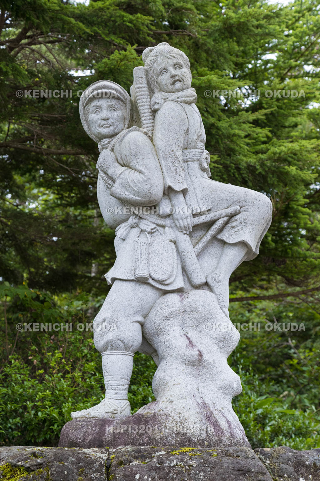 岐阜県　野麦峠　政井みねと兄の像