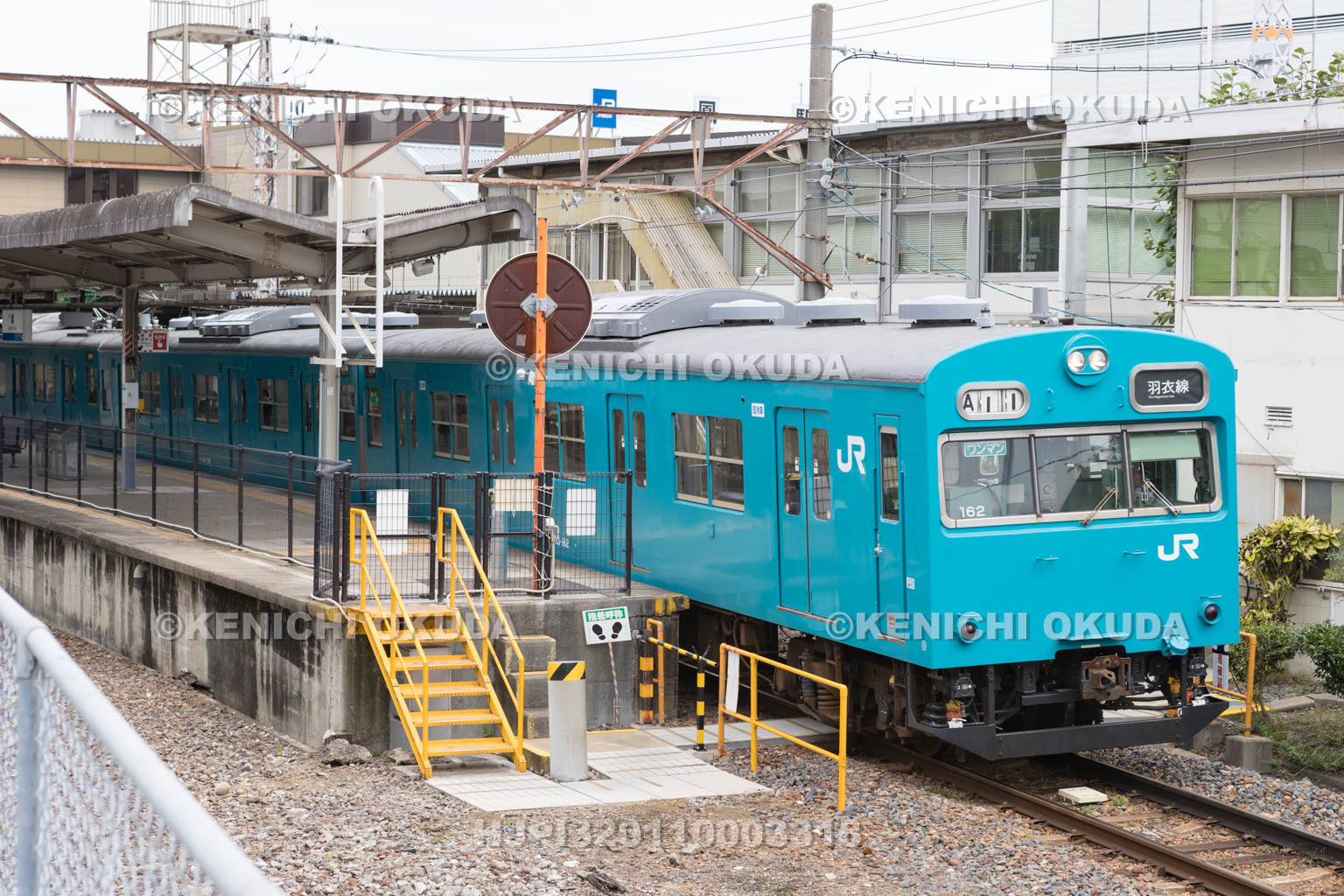 大阪府　鳳駅を出発するJR羽衣線103系電車