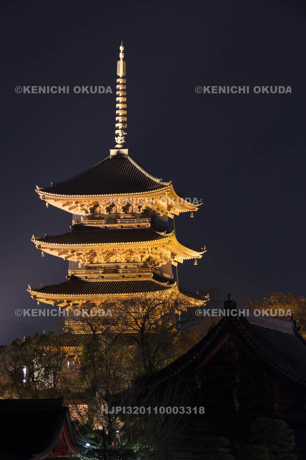 京都府　ライトアップの東寺五重塔