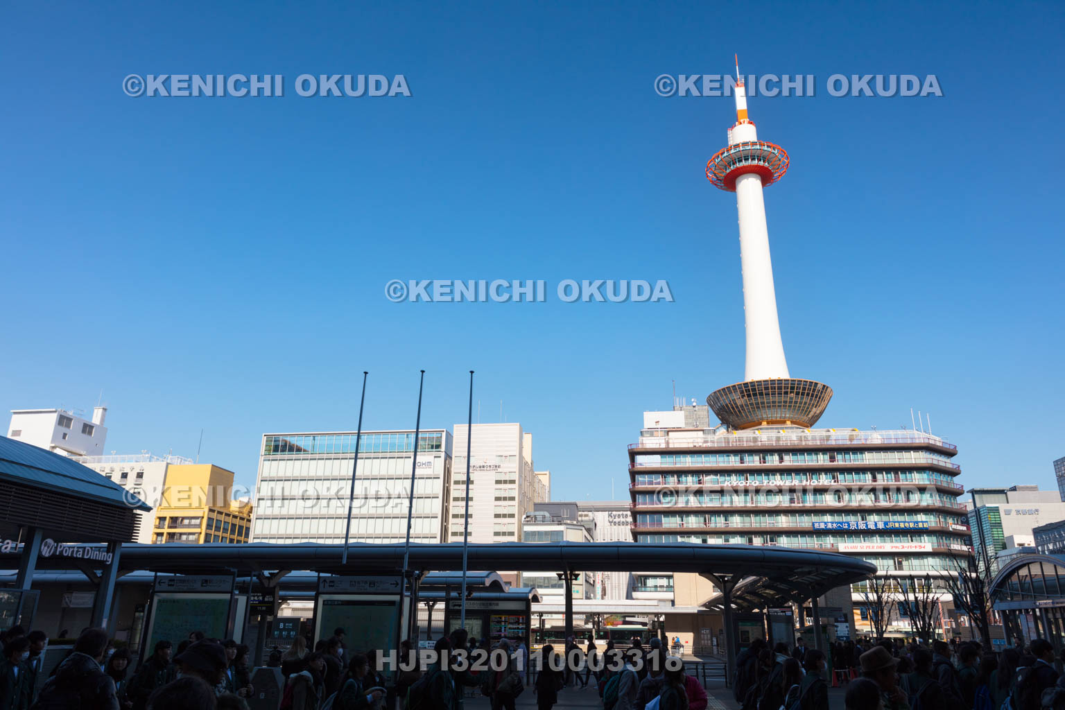 京都府　京都タワーと京都駅バスターミナル