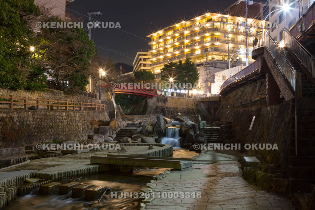 兵庫県　夜の有馬温泉街　有馬川親水公園