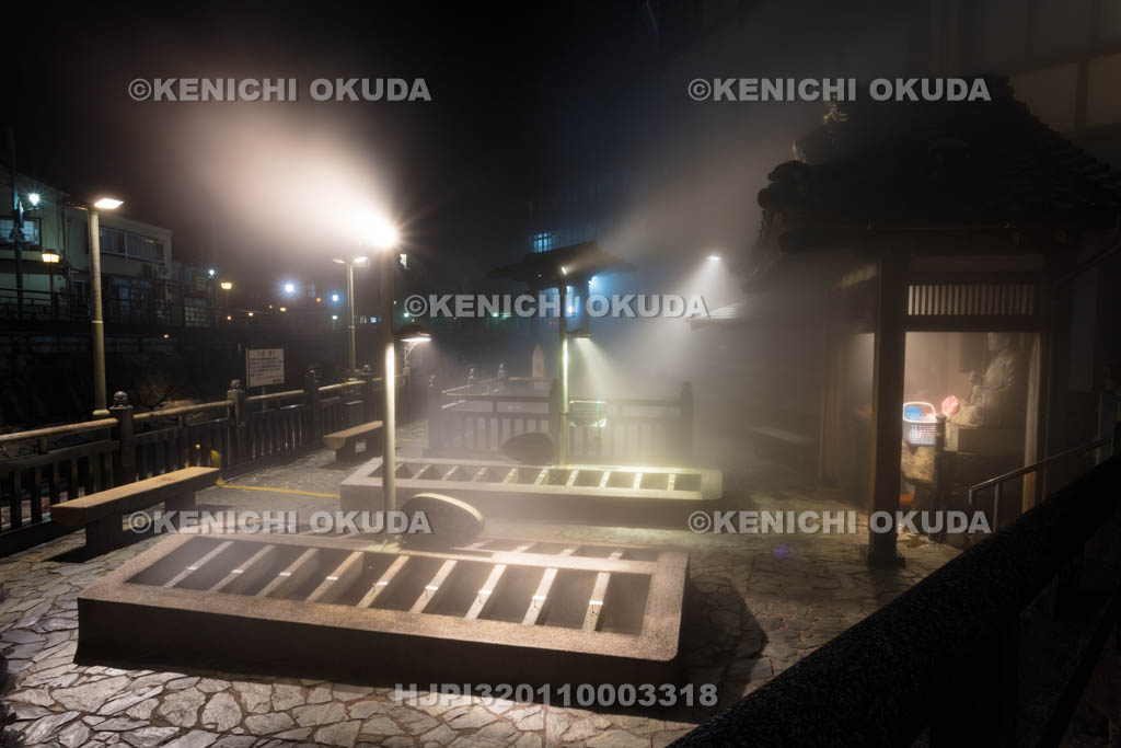 兵庫県　夜の湯村温泉　なかの湯つぼ