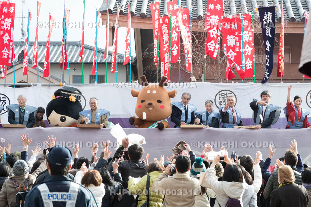 奈良県　元興寺　豆まき