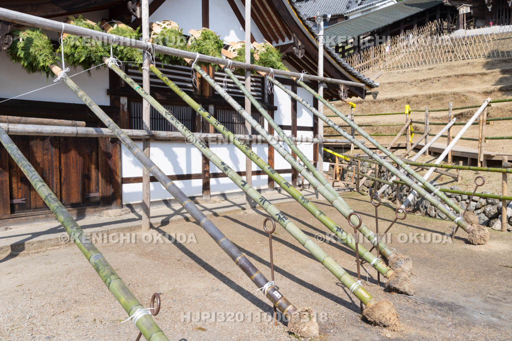 奈良県　東大寺二月堂の修二会　点火前の松明