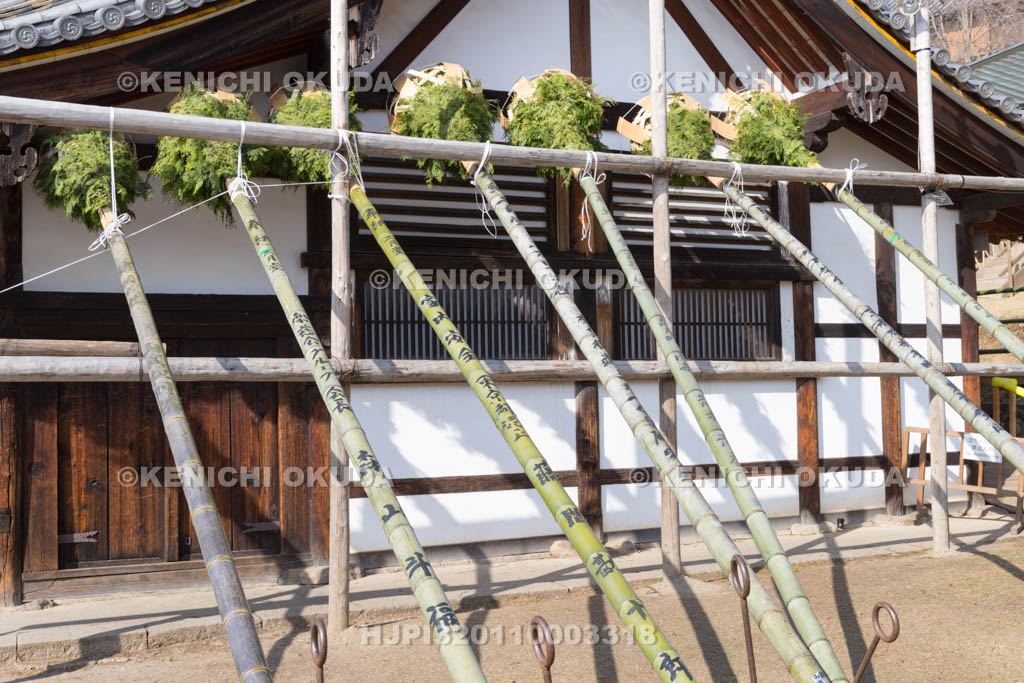 奈良県　東大寺二月堂の修二会　点火前の松明