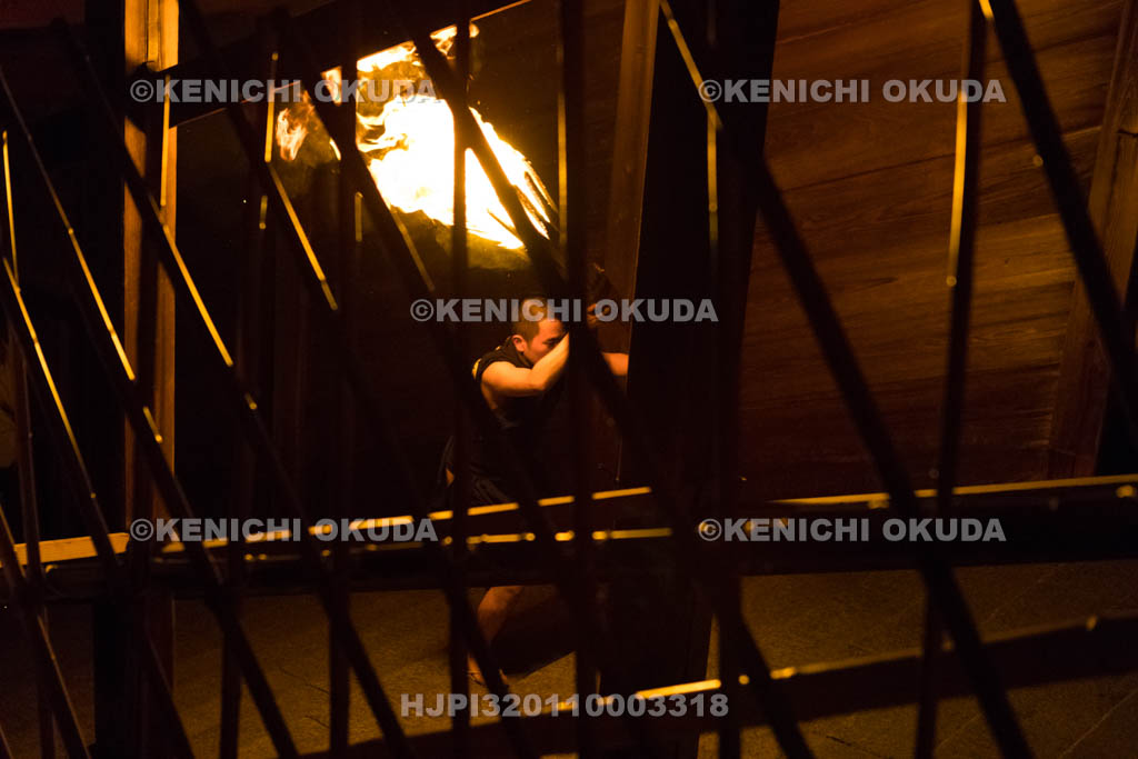 奈良県　東大寺二月堂の修二会　種火を運ぶ僧侶