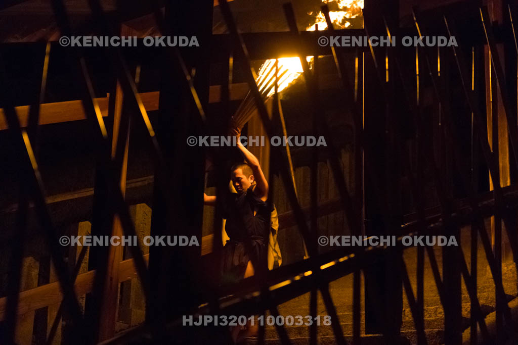 奈良県　東大寺二月堂の修二会　種火を運ぶ僧侶