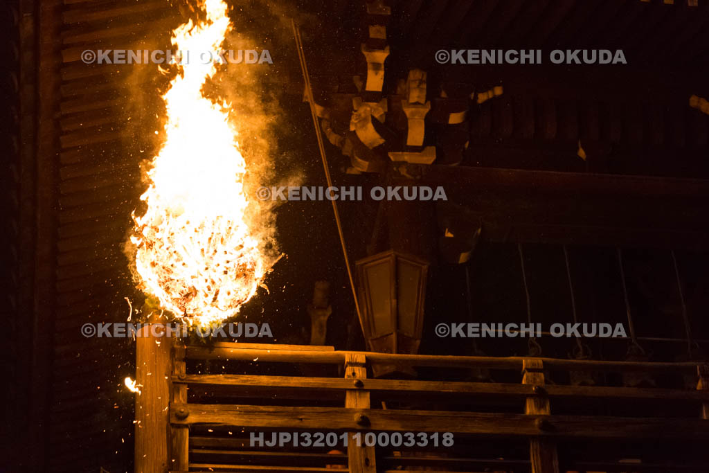 奈良県　東大寺二月堂の修二会　お松明
