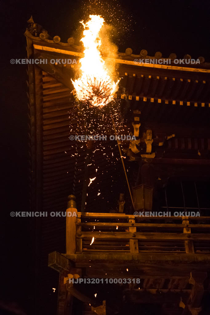 奈良県　東大寺二月堂の修二会　お松明