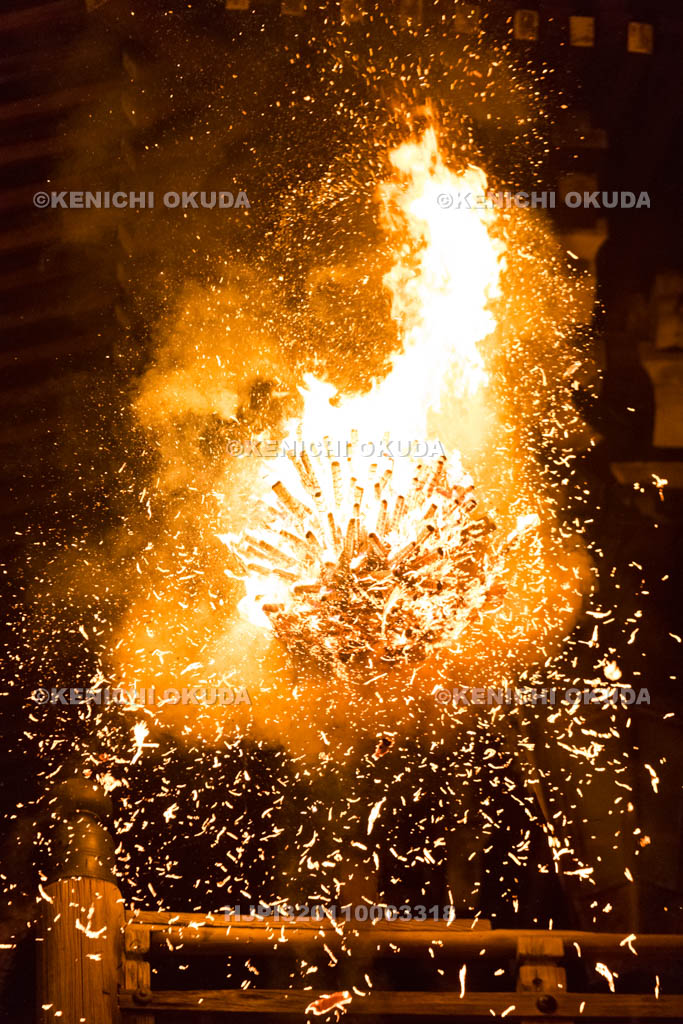 奈良県　東大寺二月堂の修二会　お松明